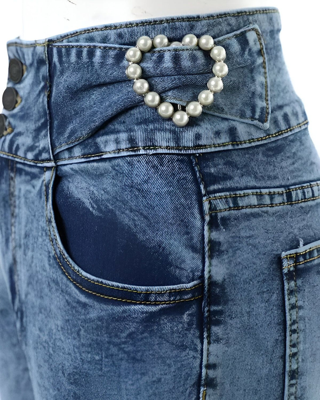 Une image d'un jean bleu avec une ceinture et une boucle en forme de cœur.