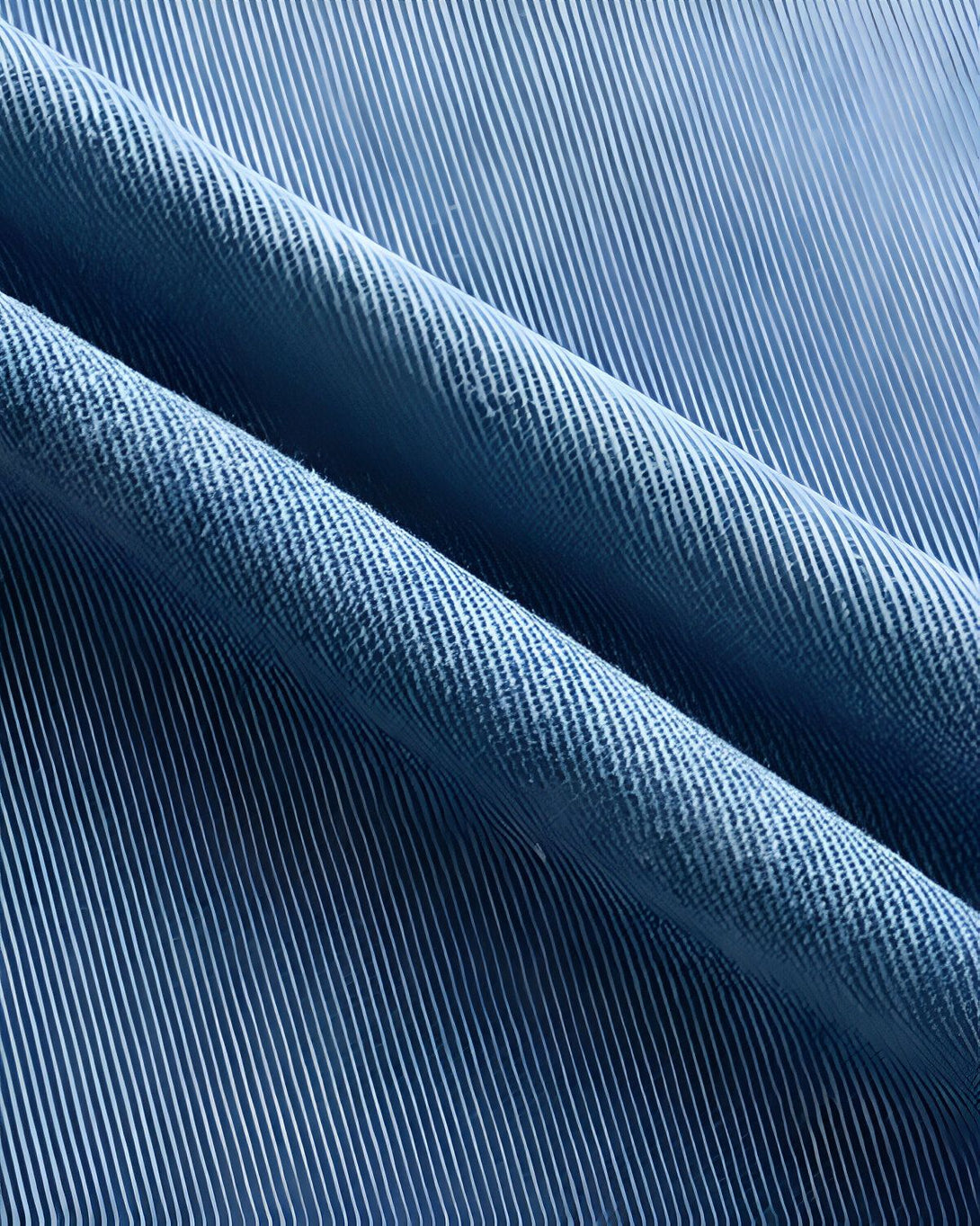 Une image de tissu bleu avec des plis.