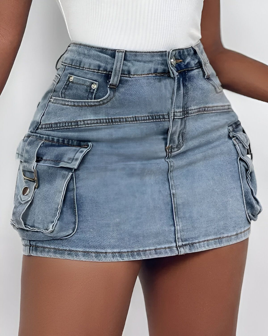 Une image d'une jupe en jean bleu clair avec des poches cargo sur le devant. La jupe est portée par un mannequin.