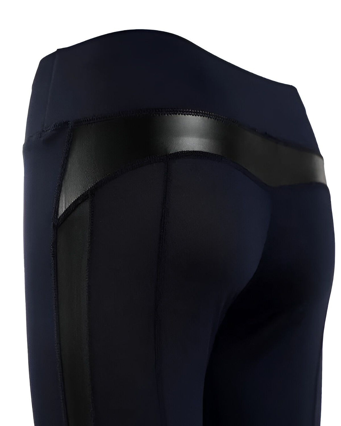 Une femme porte un legging de sport bleu marine avec des empiècements en cuir noir.
