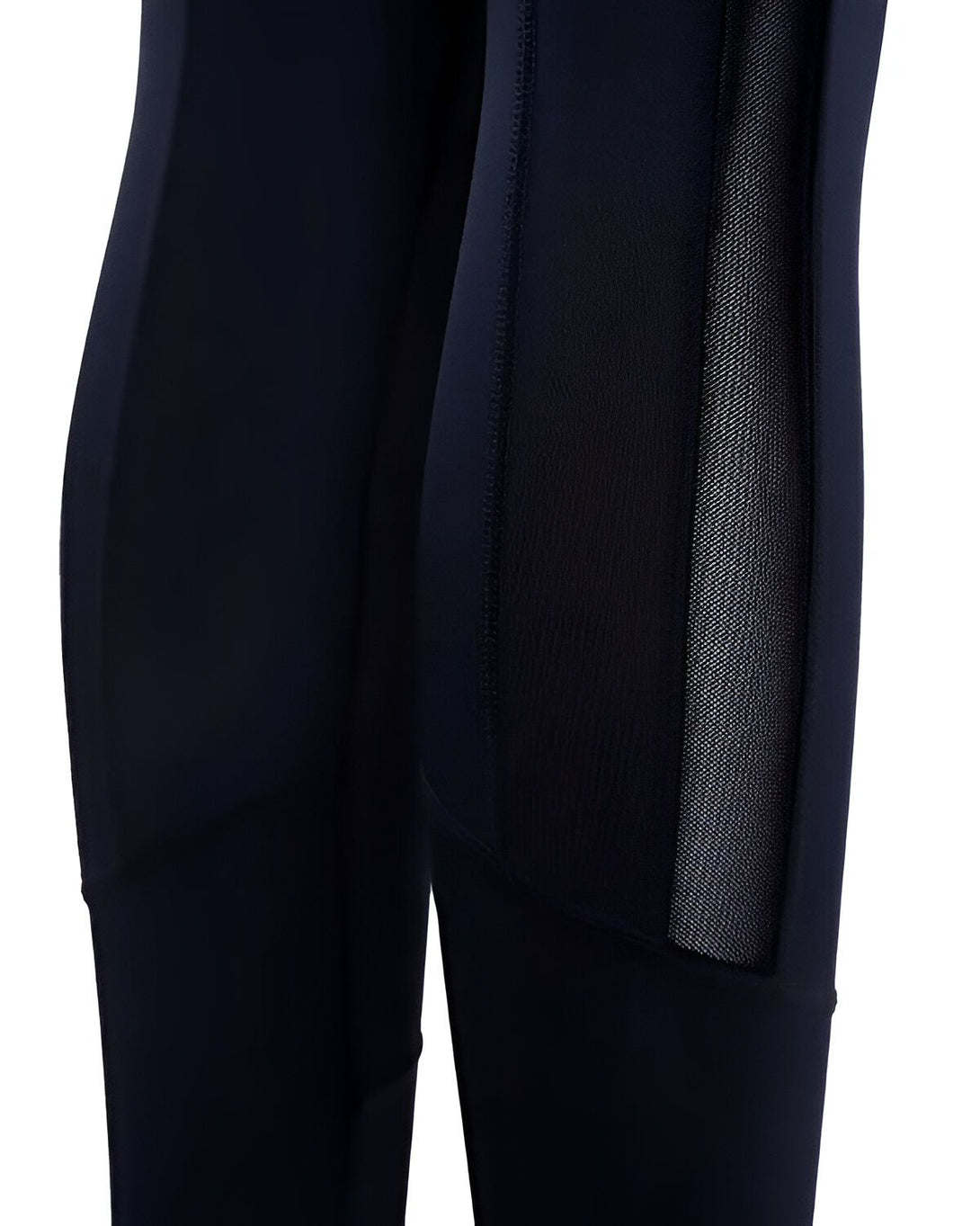 Une image de cuissard cycliste noir avec une jambe en résille transparente.