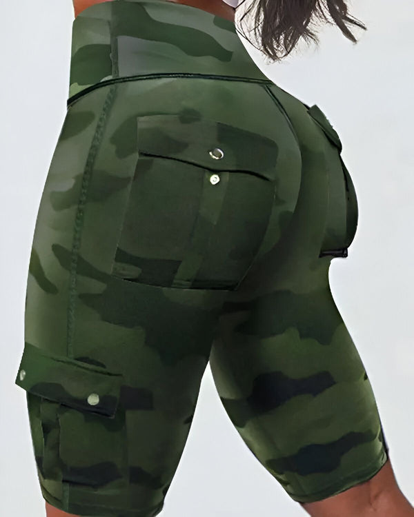 Une femme porte un legging taille haute vert camouflage avec des poches cargo.