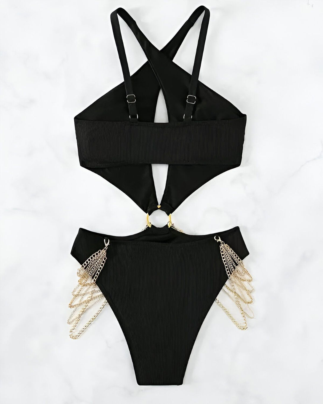 Une image d'un maillot de bain une pièce noir avec des chaînes dorées sur les côtés.