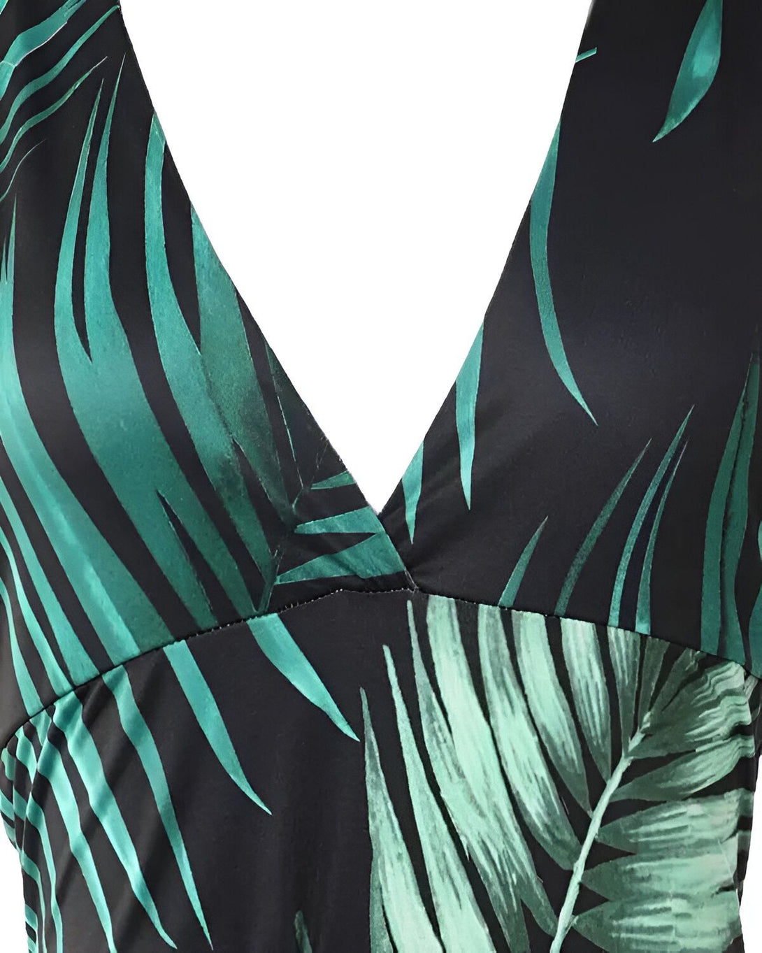 Décolleté plongeant d'une robe verte à motifs de feuilles de palmier.