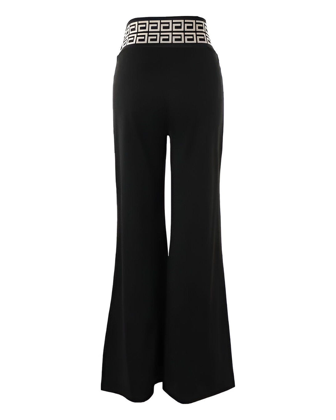 Le pantalon est noir et possède une taille haute. Il est évasé et possède une ceinture à motif géométrique.
