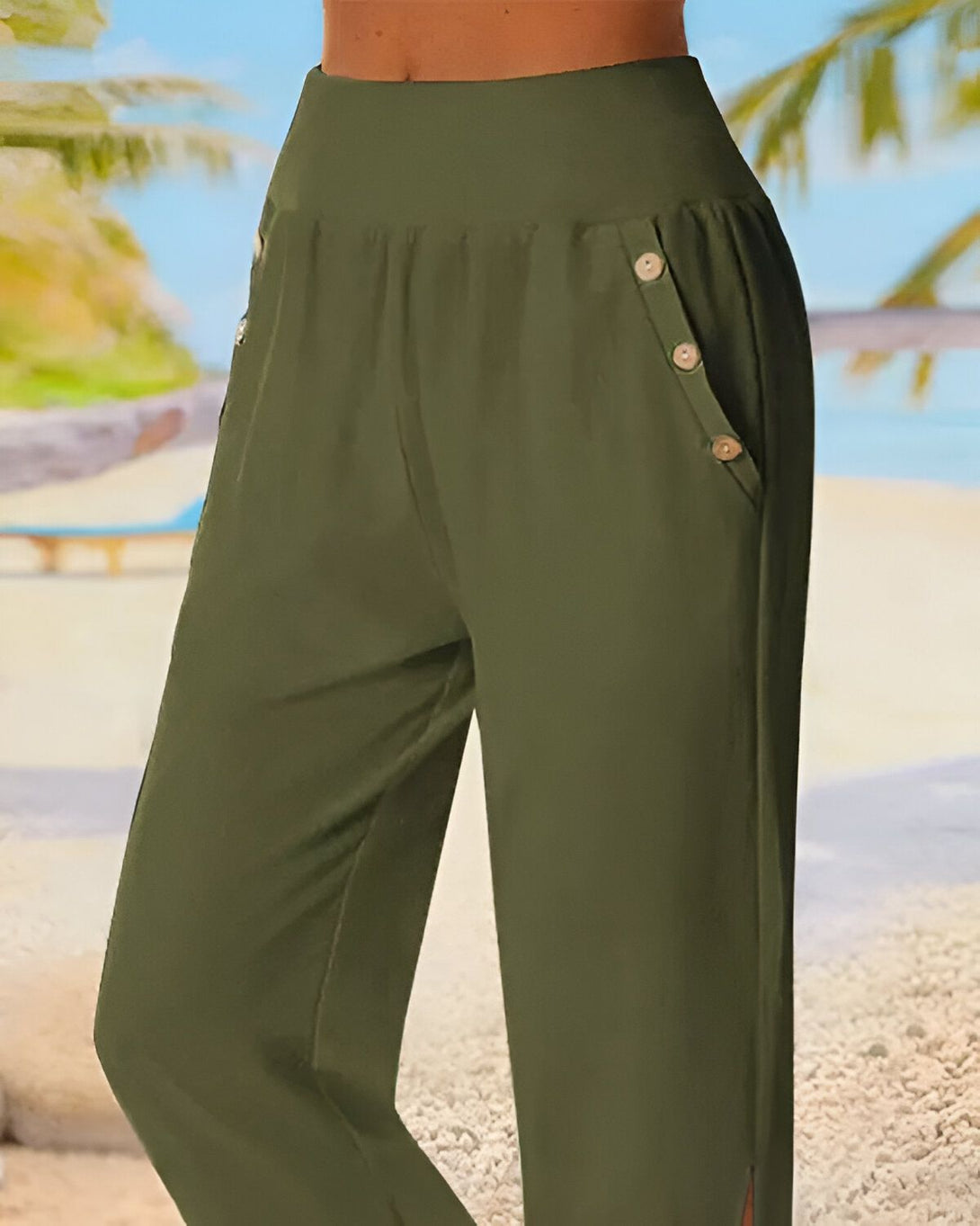 Une femme porte un pantalon ample vert olive taille haute avec des boutons sur le côté.
