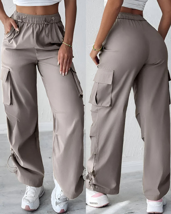 Une image d'un mannequin portant un pantalon cargo beige. Le pantalon est ample et a des poches sur les côtés. Le mannequin est vu de face et de dos.