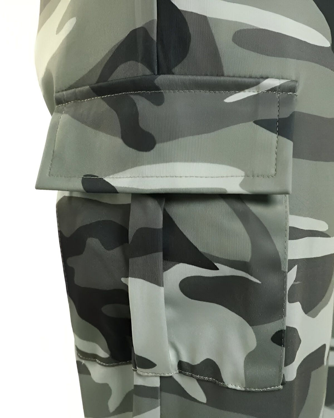Une poche cargo kaki avec un motif camouflage noir et gris.