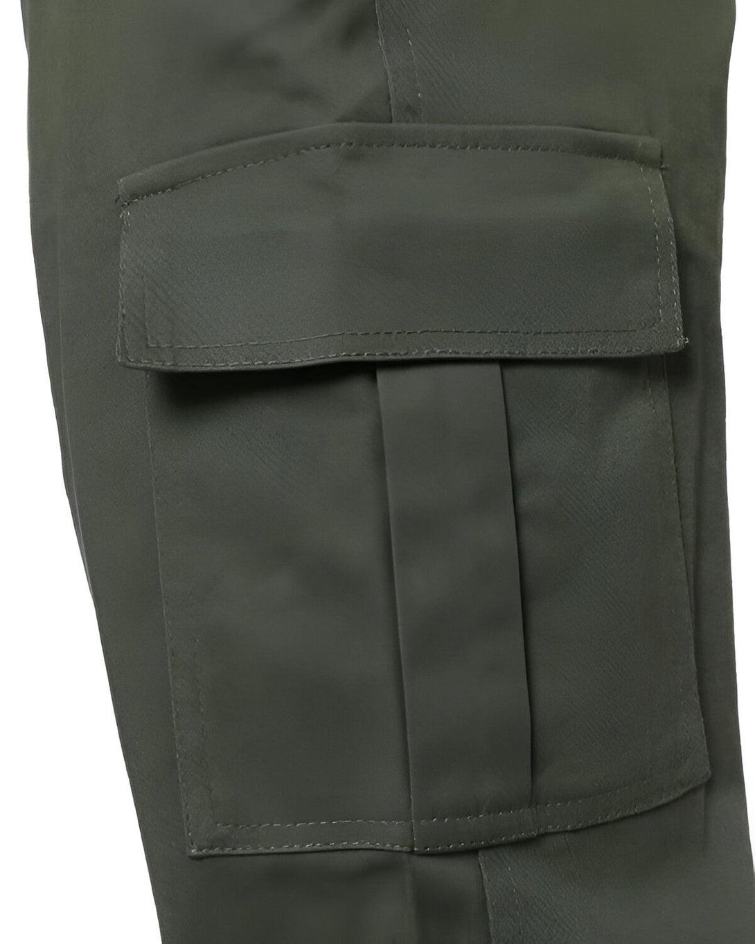 Une image d'un pantalon cargo vert avec une poche cargo sur la jambe droite.