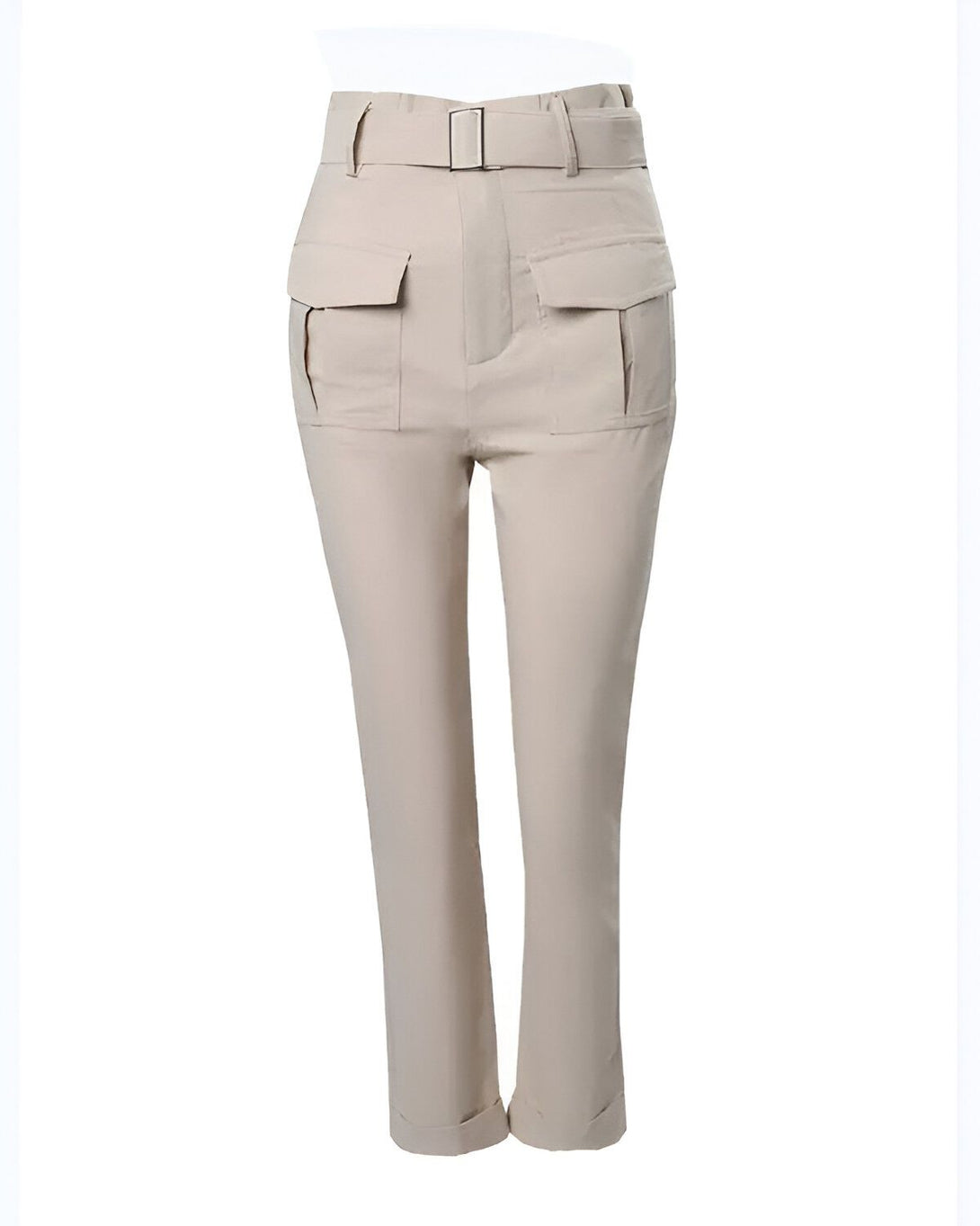 Ce pantalon beige taille haute possède une ceinture à boucle et des poches cargo sur les côtés.