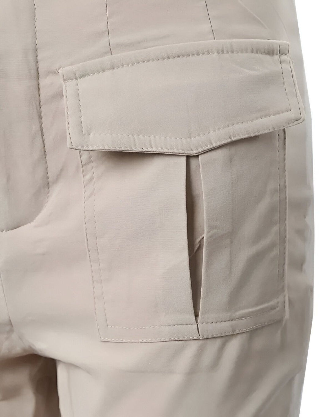Une poche arrière droite de couleur beige sur un pantalon beige.
