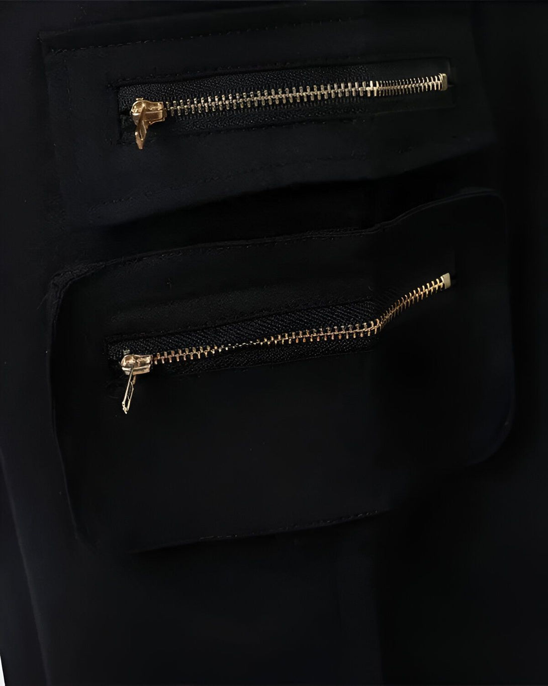 Deux poches zippées sur un vêtement noir.