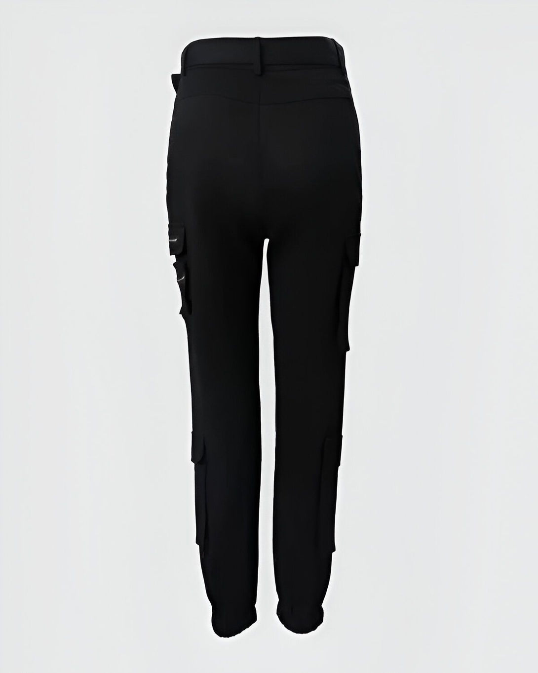 Une image d'un pantalon cargo noir pour femme. Le pantalon est ajusté à la taille et possède des poches cargo sur les côtés.