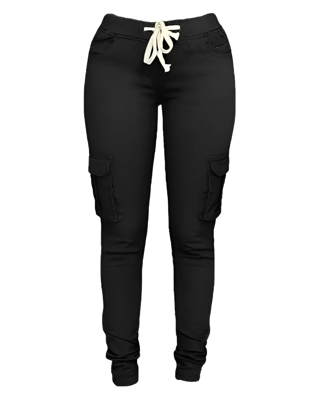 Le mannequin porte un pantalon cargo noir. Le pantalon est taille haute et possède une coupe slim. Il est doté de deux poches cargo sur les côtés et d'une fermeture à lacets à la taille.