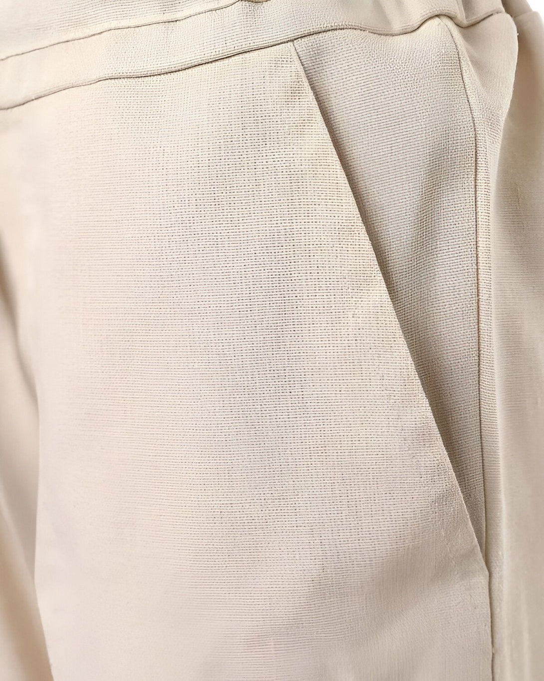 Une image d'un pantalon beige avec des poches.
