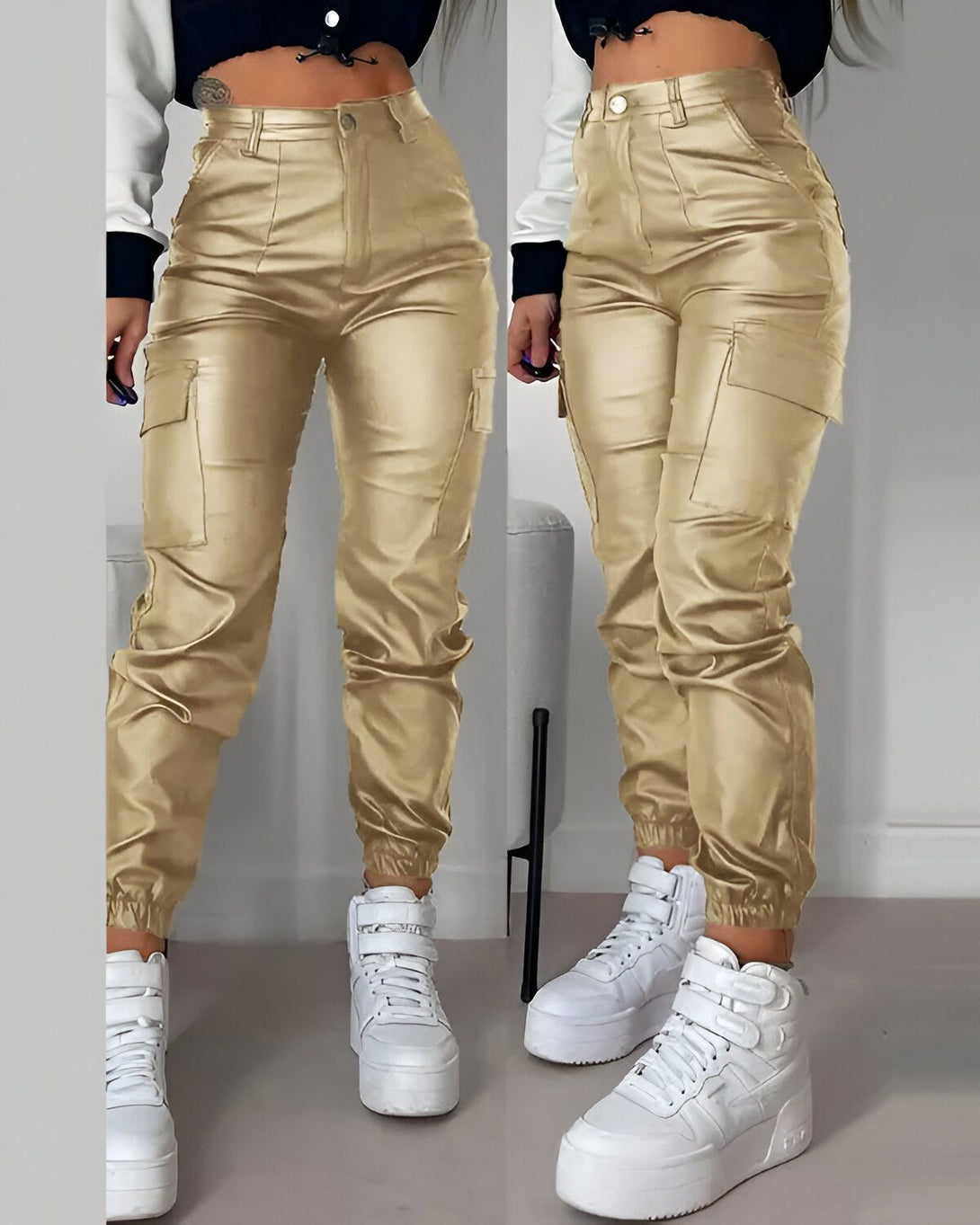 Une image d'un pantalon cargo taille haute en similicuir doré porté par une femme avec un haut noir et des baskets blanches.