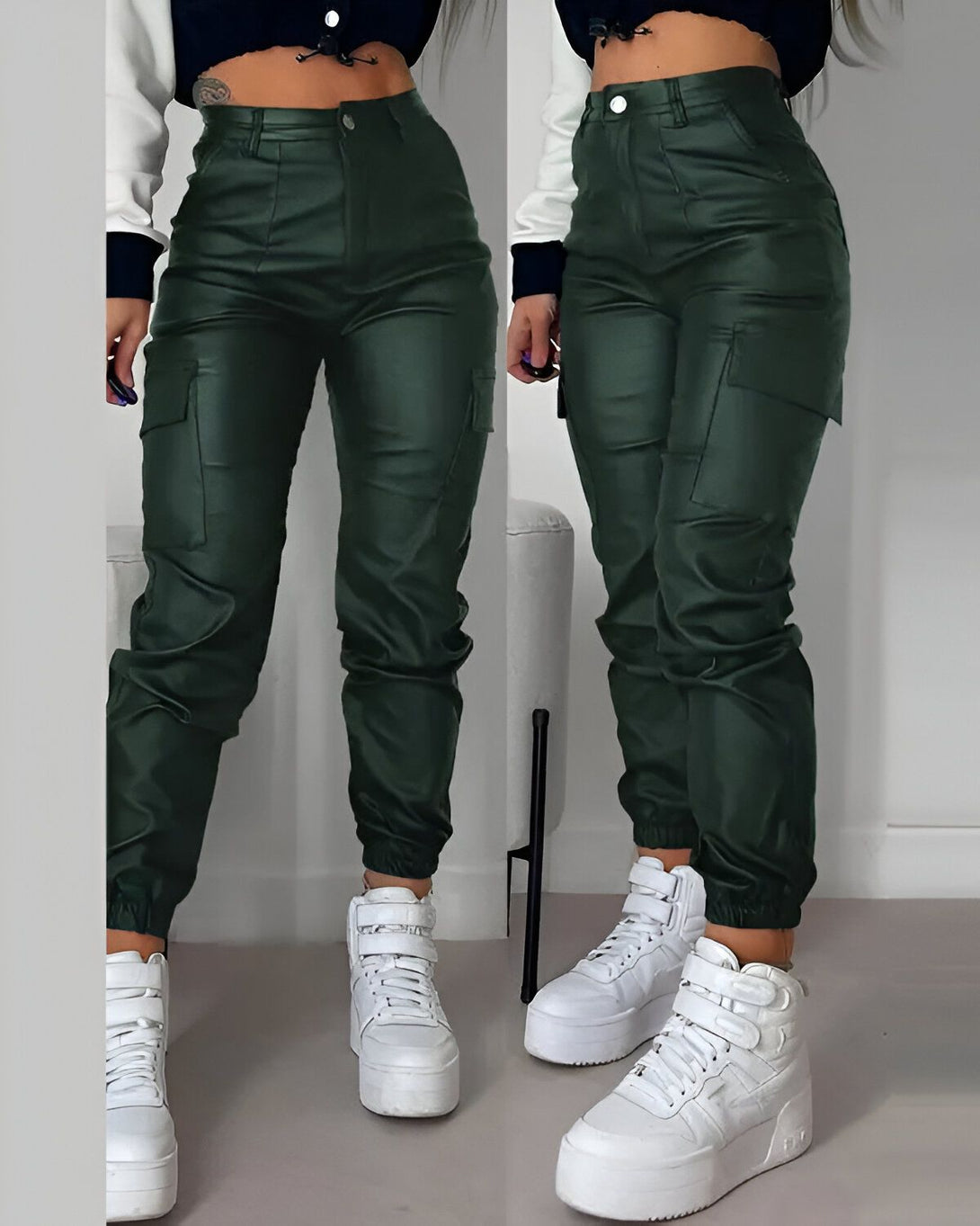 Une image d'une femme portant un pantalon cargo vert en similicuir avec des poches cargo sur les côtés. Elle porte également un haut blanc et des baskets blanches.