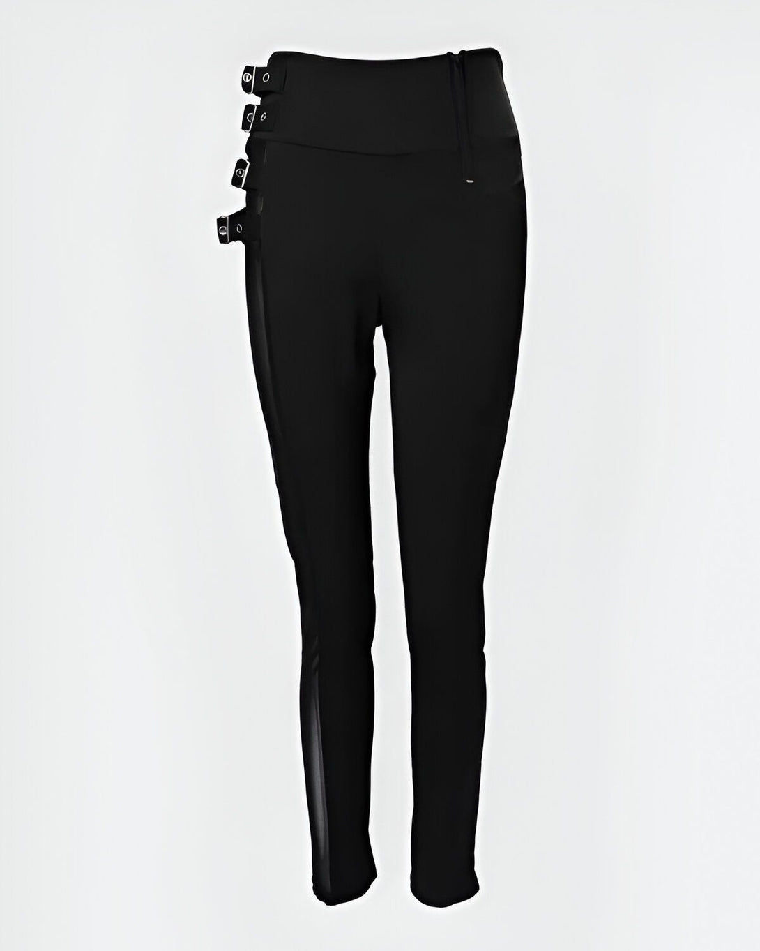 Le pantalon est noir et possède des boucles sur le côté.