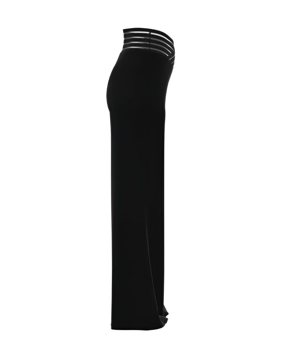 Une femme porte un pantalon taille haute noir avec une ceinture transparente.