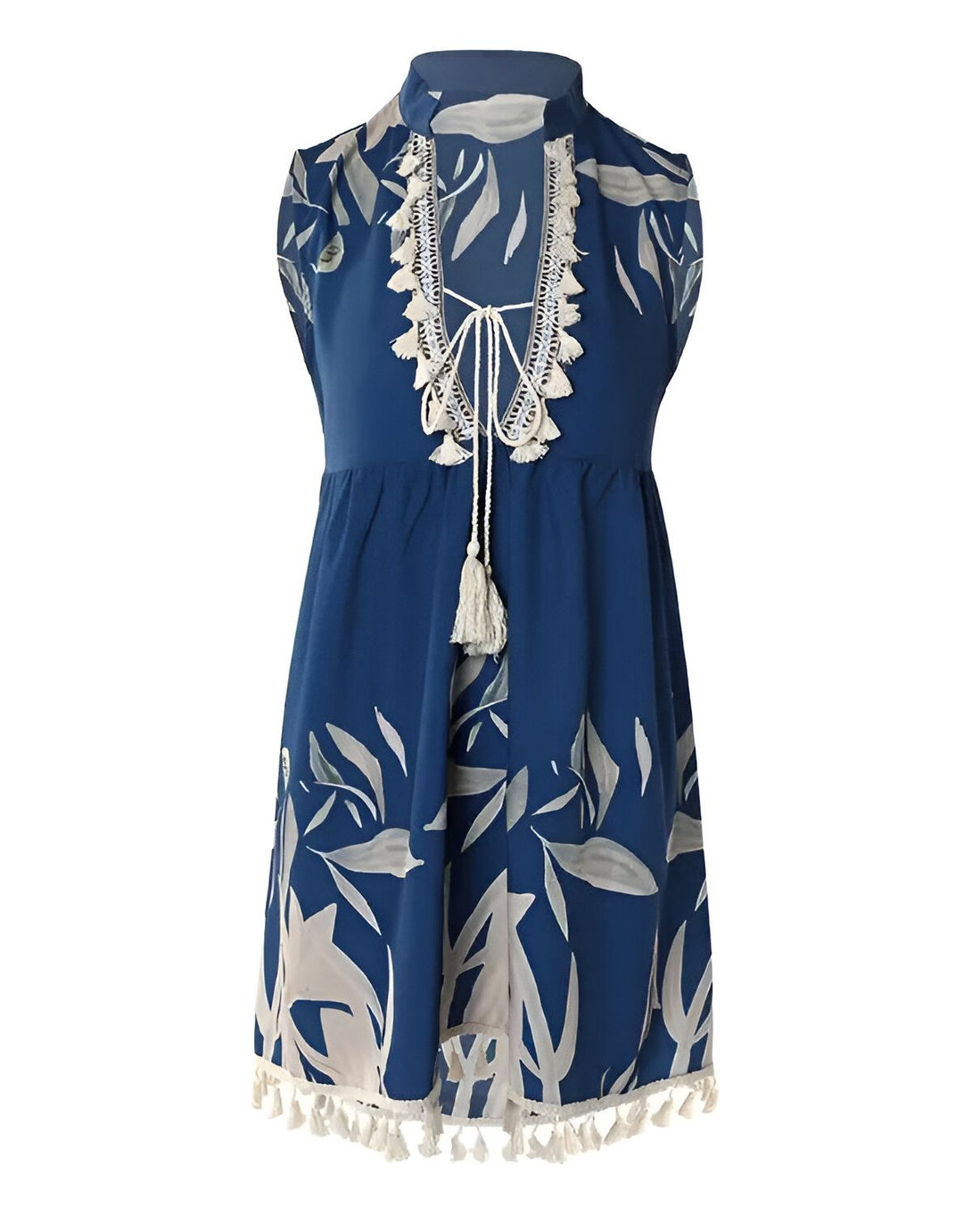 Une image d'une robe d'été bleue sans manches avec un col montant et des pompons blancs. La robe est imprimée de feuilles tropicales blanches et grises.