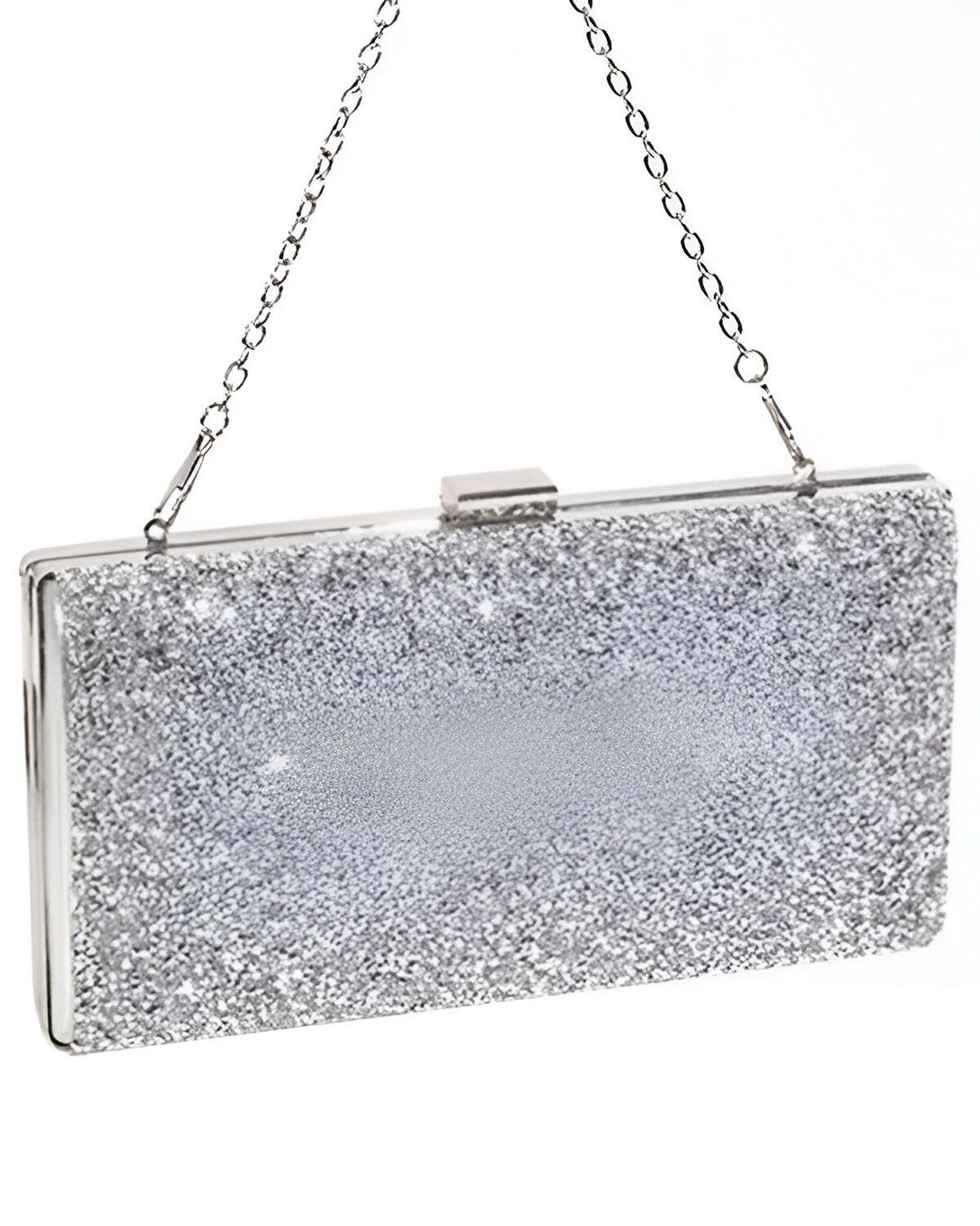 Une image d'une pochette de soirée argentée avec une chaîne argentée. La pochette est ouverte et on peut voir l'intérieur qui est en satin blanc. La pochette est recouverte de paillettes argentées qui scintillent à la lumière.