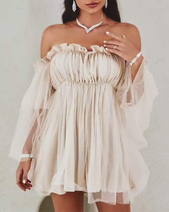 Video d'une femme portant : Robe trapèze en maille transparente à épaules dénudées et volants