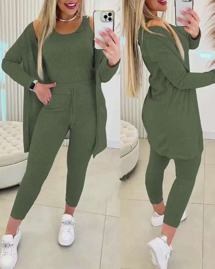 Video d'une femme portant : Ensemble 3 pièces débardeur à col rond et pantalon à cordon avec manteau