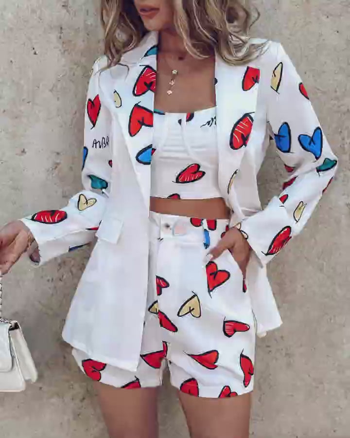 Video d'une femme portant : Ensemble haut caraco et short à imprimé lettre coeur avec manteau blazer