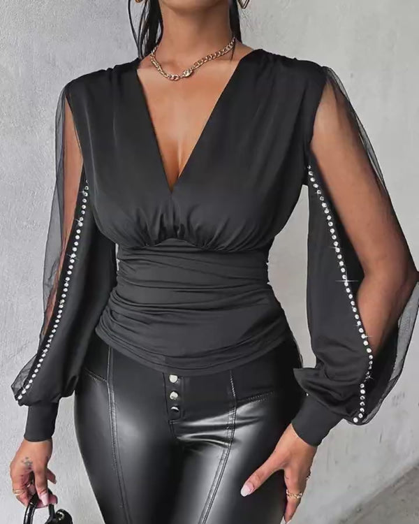 Video d'une femme portant : Haut plongeant en maille transparente avec patch en strass