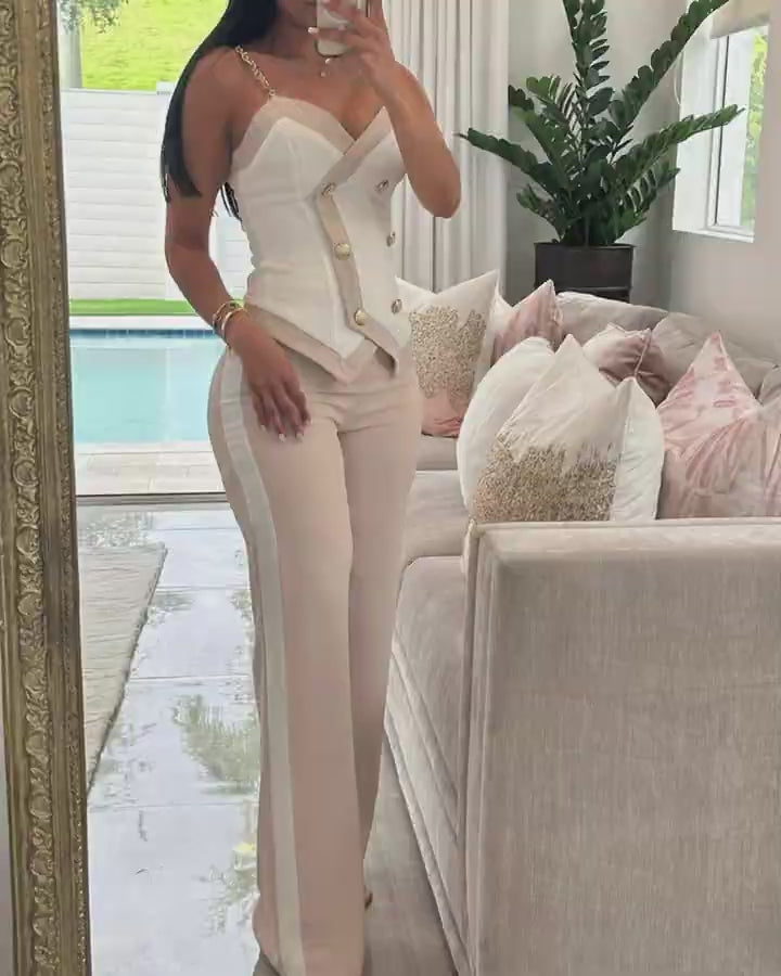 Video d'une femme portant : Ensemble caraco à double boutonnage et bretelles en chaîne et pantalon droit