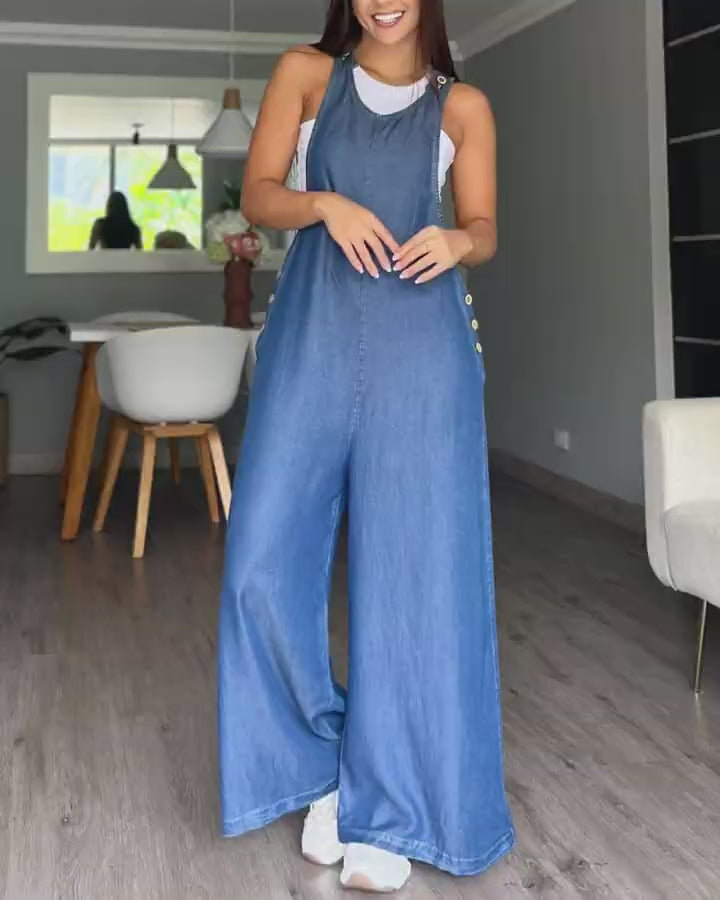 Video d'une femme portant : Combinaison porte-jarretelles à jambe large et imprimé look denim