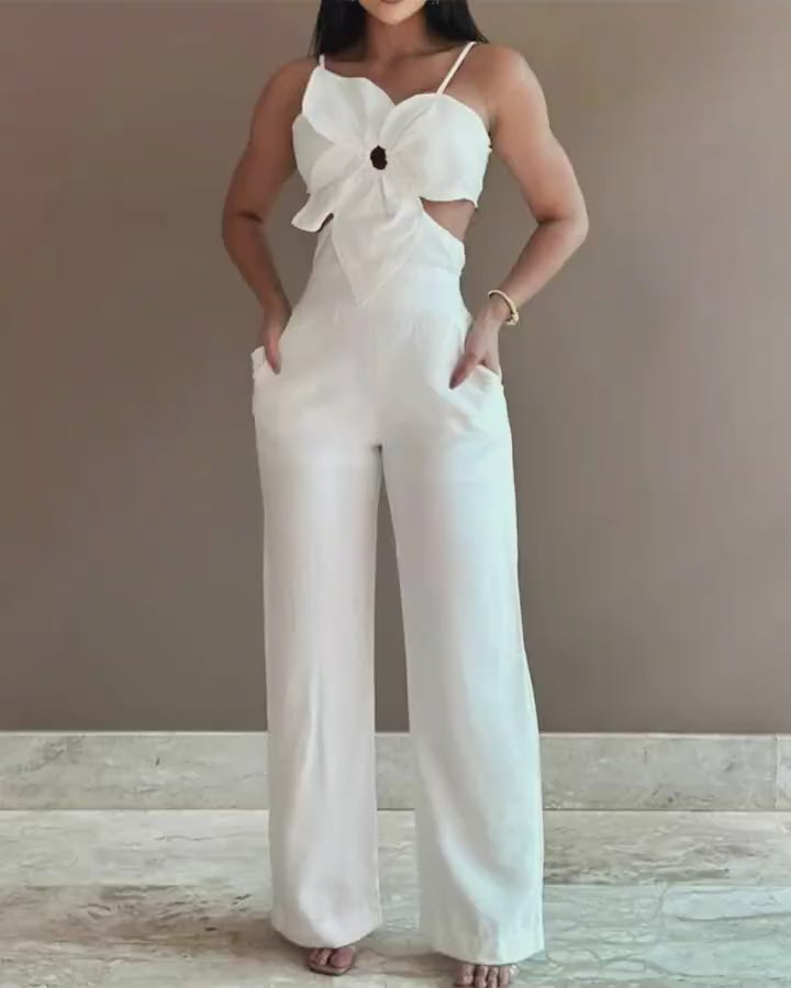 Video d'une femme portant : Combinaison ajourée à motif floral et poche