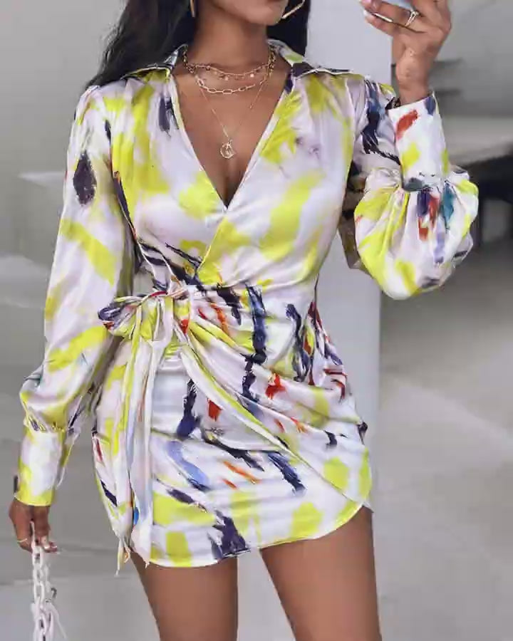 Video d'une femme portant : Robe portefeuille à manches lanternes et imprimé tie-dye