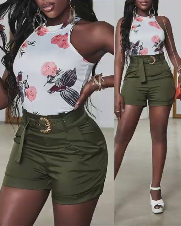 Video d'une femme portant : Ensemble débardeur et short basique à imprimé floral avec ceinture