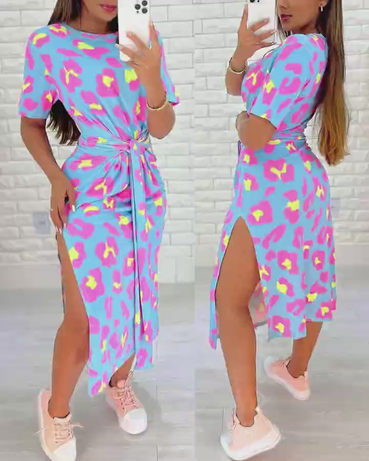 Video d'une femme portant : Robe décontractée fendue à imprimé léopard rose