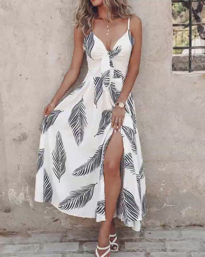 Video d'une femme portant : Robe longue nouée à imprimé feuilles et boutons découpés sur le devant
