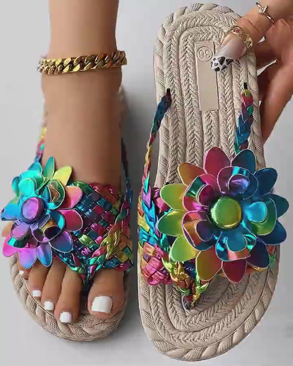 Video d'une femme portant : Tongs de plage à motif floral tressé holographique