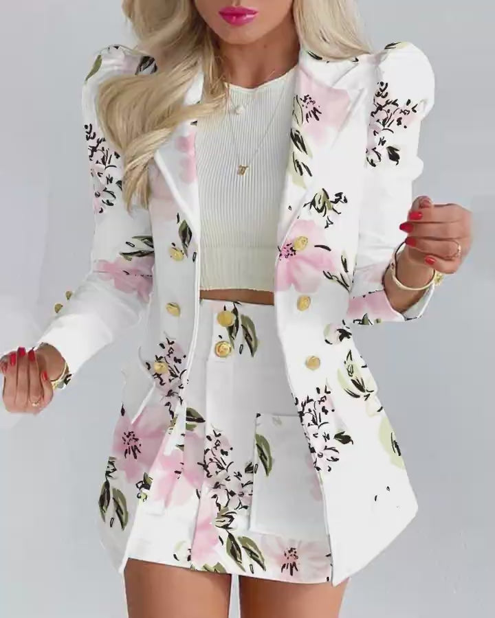 Video d'une femme portant : Ensemble blazer et jupe à double boutonnage à manches bouffantes et imprimé floral