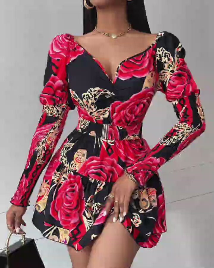 Video d'une femme portant : Robe superposée froncée à imprimé floral