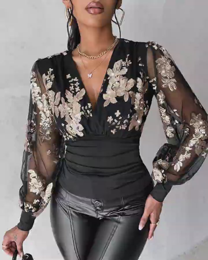 Video d'une femme portant : Haut en maille transparente à décor de sequins floraux