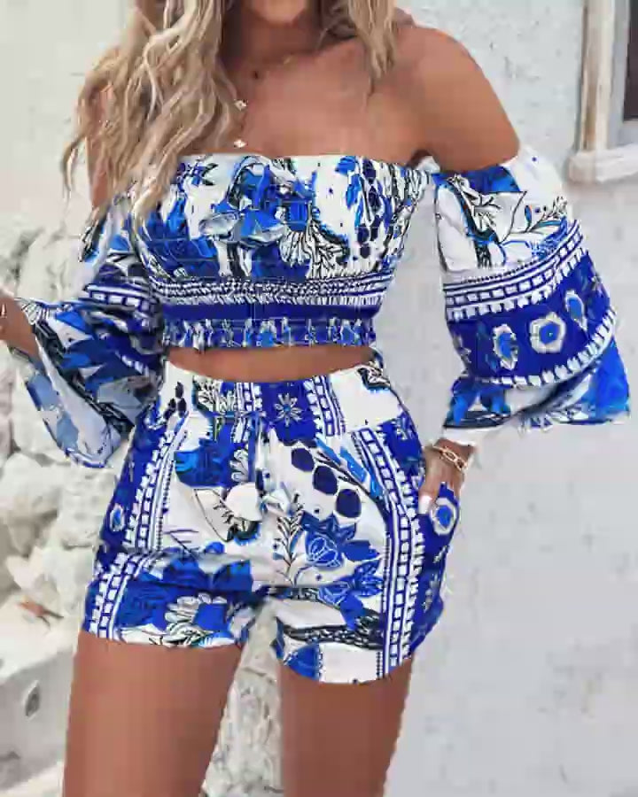 Video d'une femme portant : Ensemble haut froncé à imprimé floral et short à poches