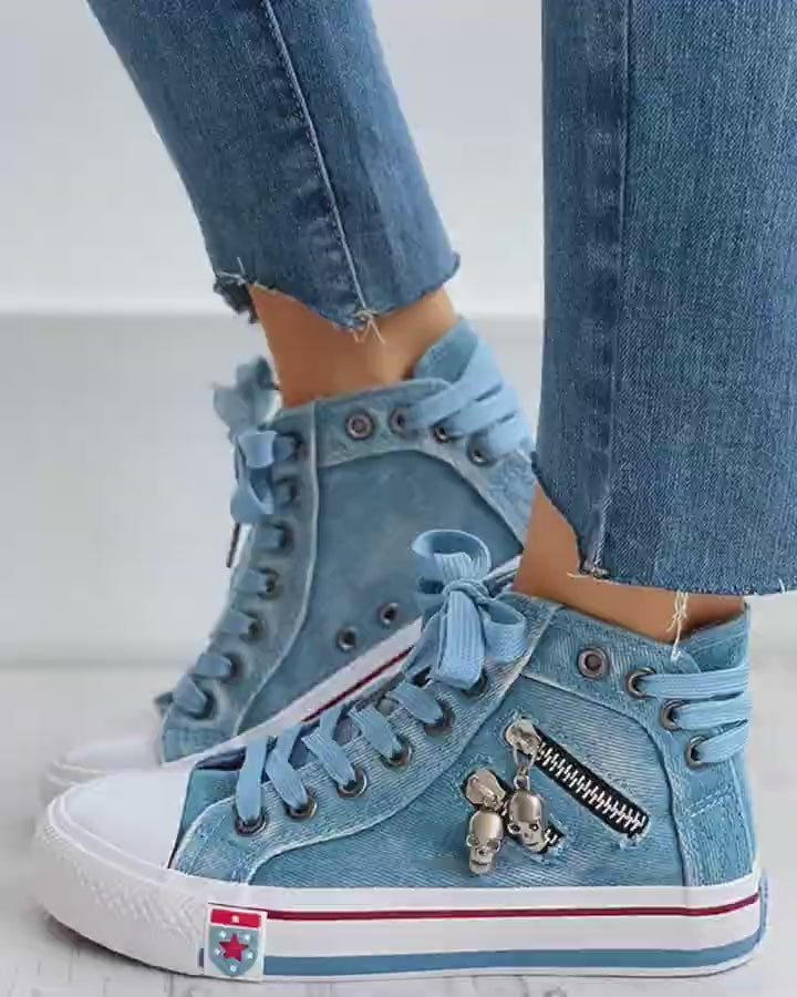 Video d'une femme portant : Baskets décontractées à lacets avec fermeture éclair squelette