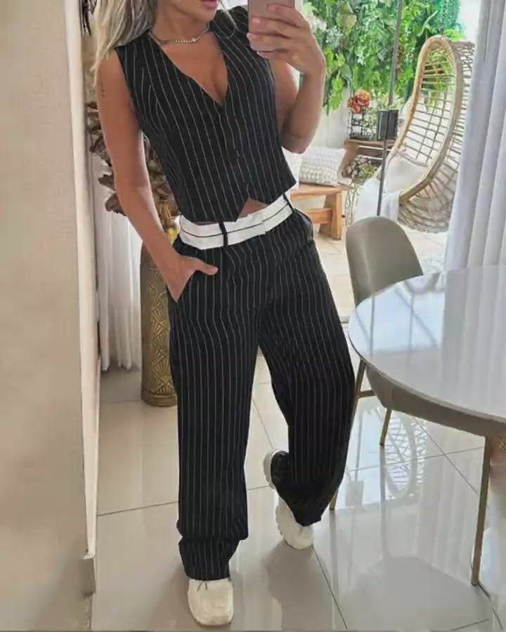 Video d'une femme portant : Ensemble débardeur boutonné à rayures et pantalon design à poches