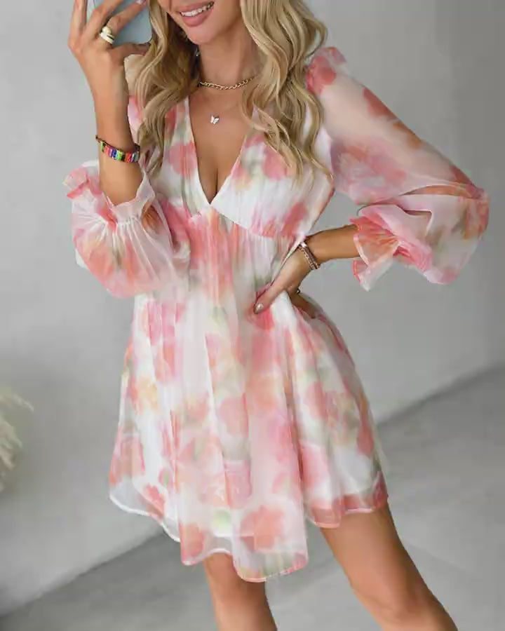 Video d'une femme portant : Robe décontractée en maille transparente à manches longues et imprimé floral