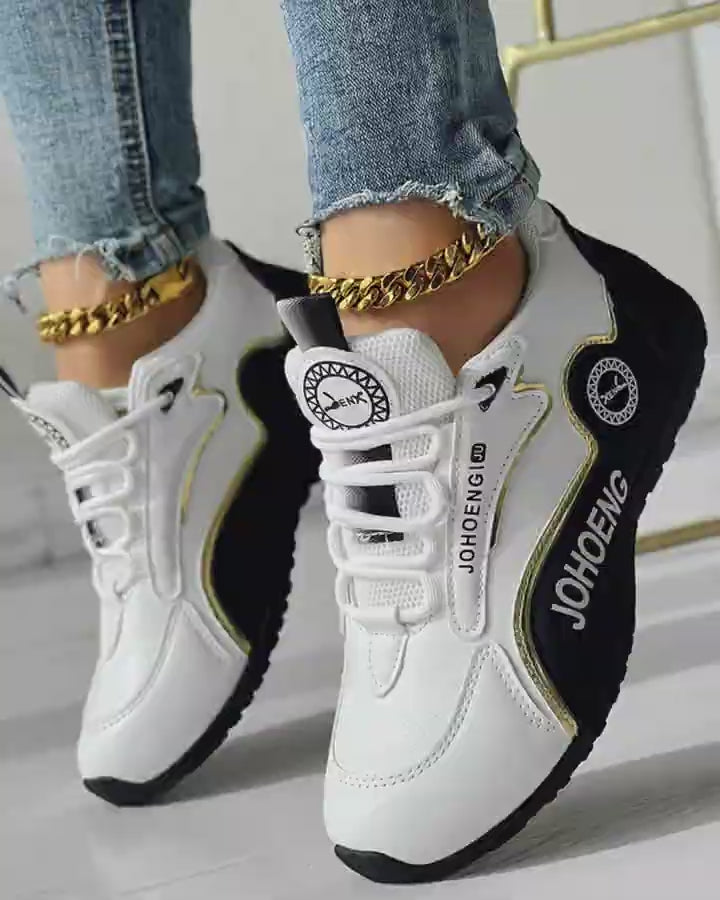 Video d'une femme portant : Baskets décontractées à plateforme à lacets et imprimé lettre color block