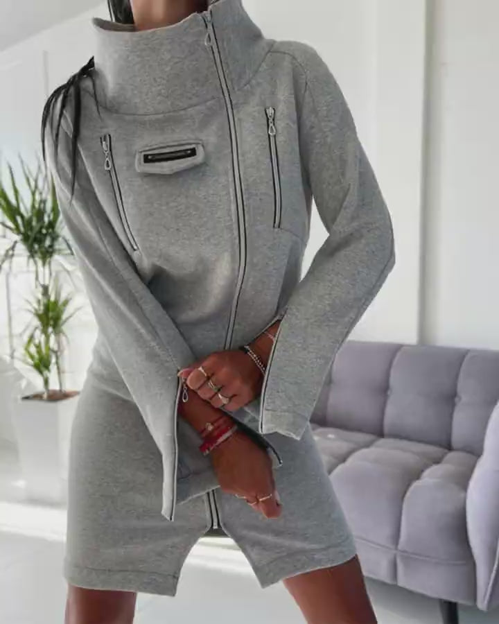 Video d'une femme portant : Robe décontractée à col haut et fermeture éclair