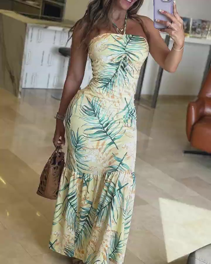 Video d'une femme portant : Robe smockée froncée dos nu à imprimé tropical