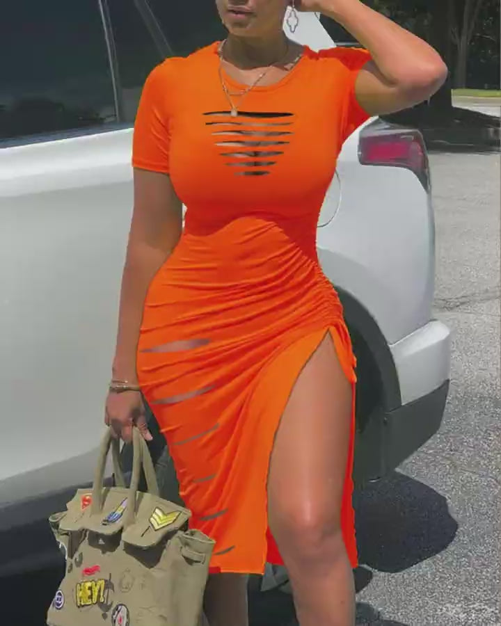 Video d'une femme portant : Robe à Fente Haute Froncée avec Cordon de Serrage et Découpe Échelle