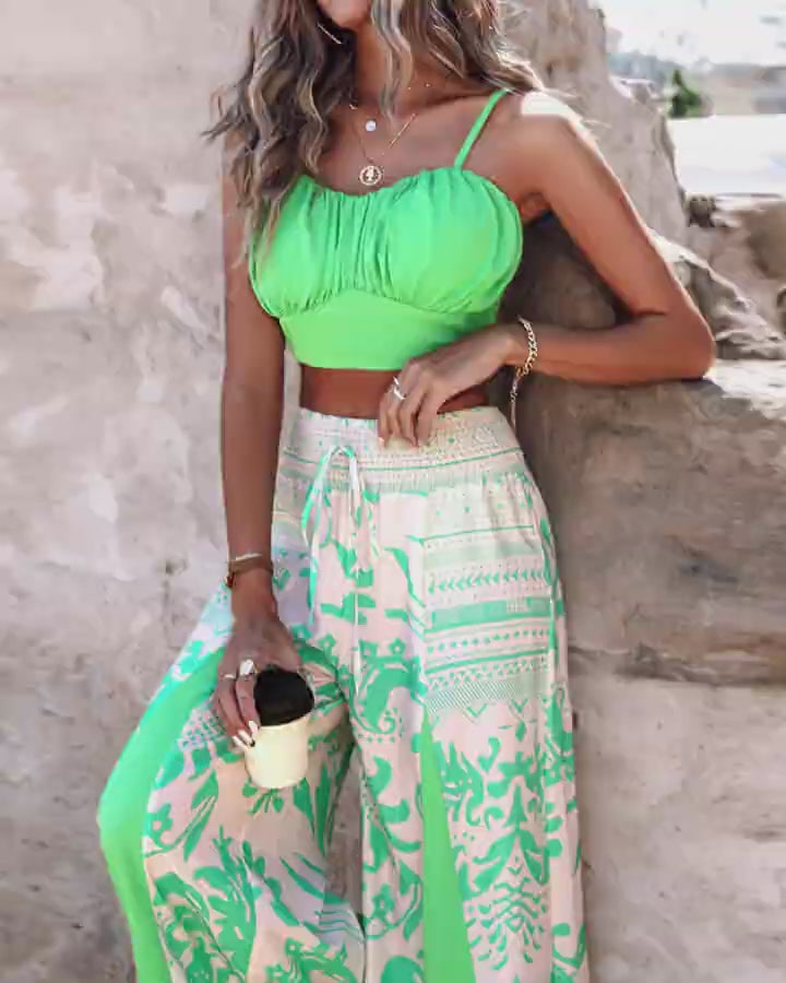 Video d'une femme portant : Ensemble caraco court froncé et pantalon à imprimé tribal color block