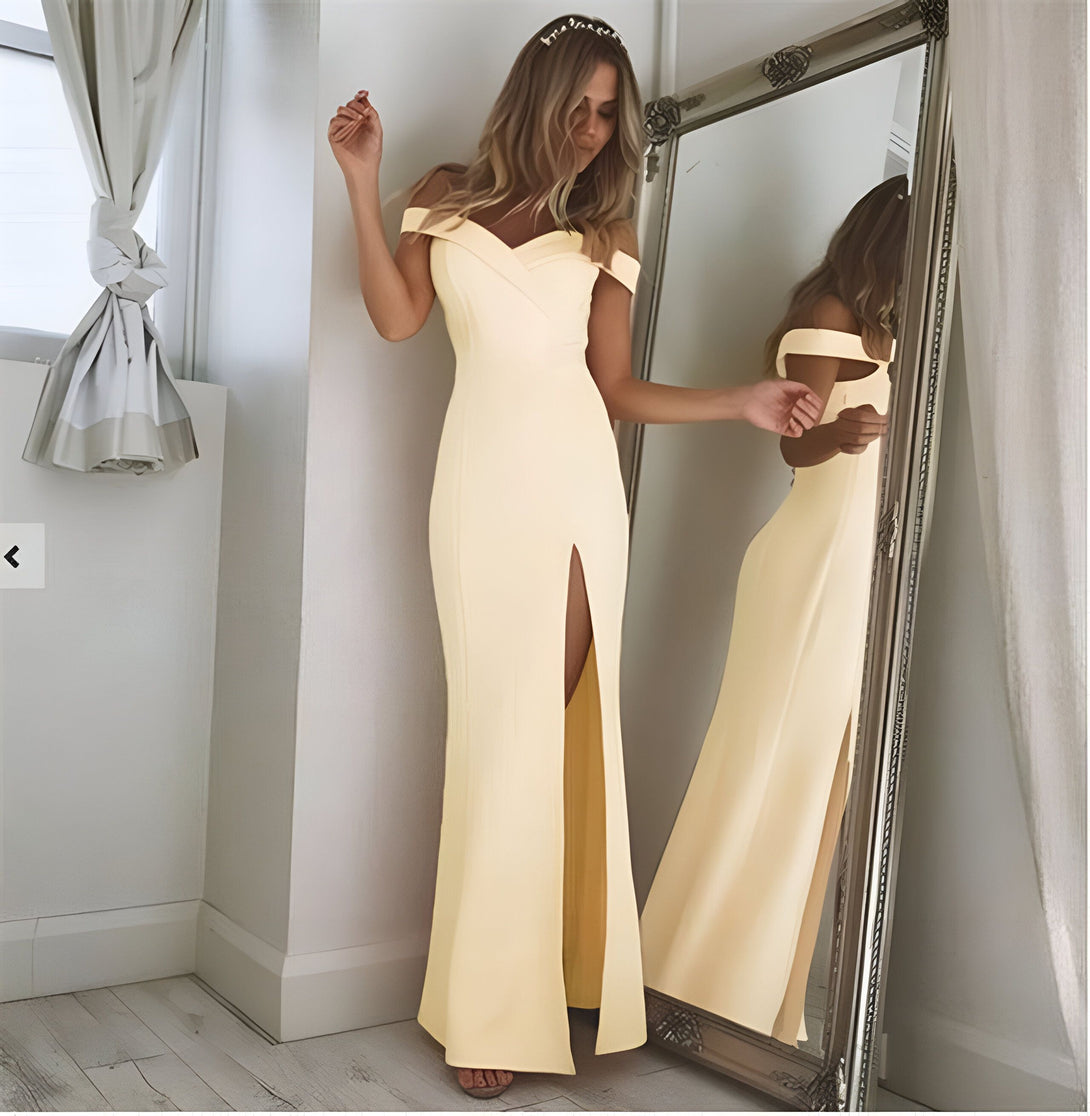 Robe de soirée longue noire fendue épaules dénudées
